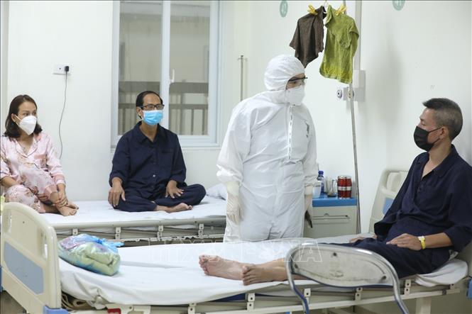 Trong ảnh: Bác sĩ bệnh viện Thanh Nhàn đến thăm khám cho bệnh nhân chuyển đến từ bệnh viện Việt Đức. Ảnh: Minh Quyết - TTXVN