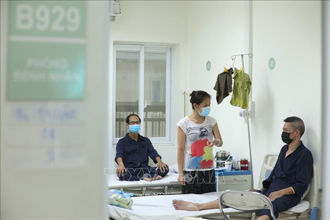 Trong ảnh: Khu vực cách ly riêng biệt dành cho bệnh nhân và người nhà bệnh nhân chuyển từ bệnh viện Việt Đức đến bệnh viện Thanh Nhàn. Ảnh: Minh Quyết - TTXVN