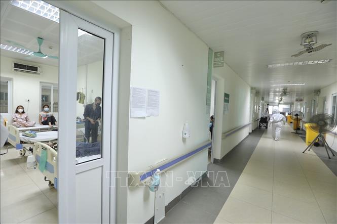 Trong ảnh: Khu vực cách ly riêng biệt dành cho bệnh nhân và người nhà bệnh nhân chuyển từ bệnh viện Việt Đức đến bệnh viện Thanh Nhàn. Ảnh: Minh Quyết - TTXVN