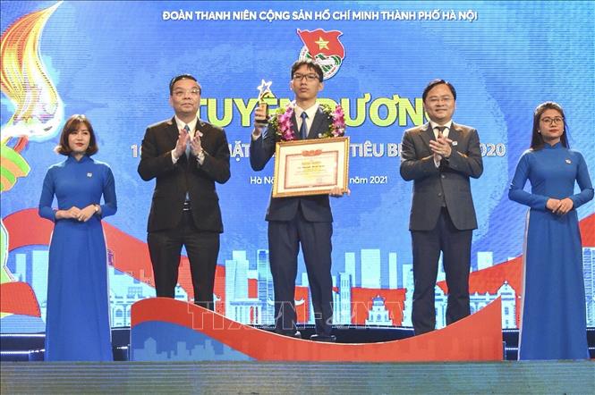 Trong ảnh: Năm 2020, Nguyễn Mạnh Quân được Thành đoàn Hà Nội tuyên dương là 1 trong 10 Gương mặt trẻ tiêu biểu Thủ đô. Ảnh: TTXVN phát