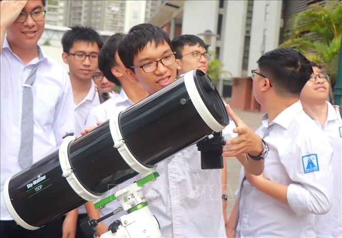 Trong ảnh: Năm học 2019-2020, Nguyễn Mạnh Quân tham dự kỳ thi Olympic Thiên văn và Vật lý thiên văn quốc tế IOAA tại Hungary và đạt Huy chương vàng, đồng thời là thí sinh có điểm cao nhất cuộc thi. Cũng trong năm học này, em tham gia và giành giải Nhất kỳ thi chọn học sinh giỏi quốc gia môn vật lý năm học 2019-2020; tham gia và giành Huy chương vàng kỳ thi Olympic vật lý châu Âu 2020, là thí sinh xếp thứ 5 toàn cuộc thi. Ảnh: TTXVN phát