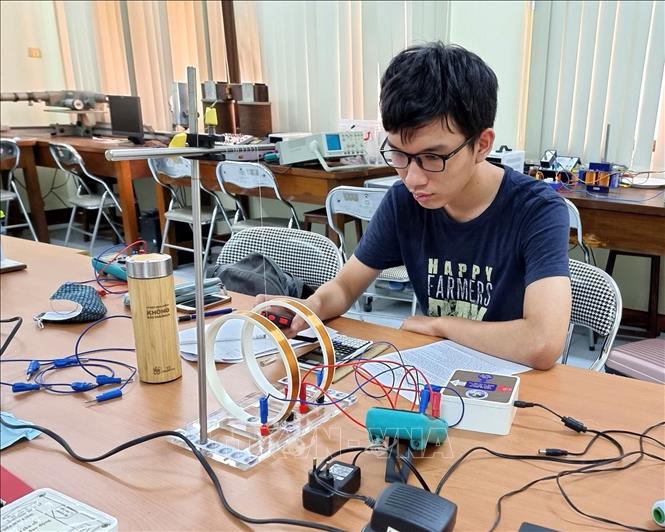 Trong ảnh: Năm học 2020-2021, Nguyễn Mạnh Quân tham gia và giành giải Nhất kỳ thi chọn học sinh giỏi quốc gia môn vật lý năm học 2020-2021. Đặc biệt, tại kỳ thi Olympic vật lý châu Á - Thái Bình Dương (AphO) năm 2021 do Đài Loan (Trung Quốc) đăng cai tổ chức, Quân đã đạt điểm cao nhất của kỳ thi và được Chủ tịch APhO năm 2021 tặng Bằng khen. Ảnh: TTXVN phát