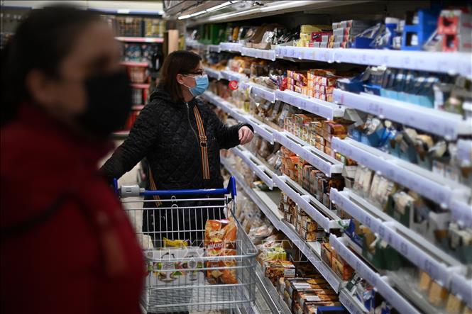 Trong ảnh: Khách hàng mua sắm tại một siêu thị của Tesco ở thủ đô London, Anh. Ảnh: AFP/TTXVN