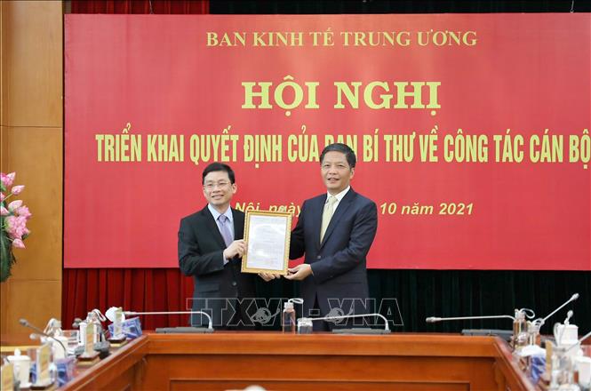 Đồng chí Trần Tuấn Anh, Ủy viên Bộ Chính trị, Trưởng Ban Kinh tế Trung ương trao quyết định của Ban Bí thư cho đồng chí Nguyễn Duy Hưng. Ảnh: TTXVN 