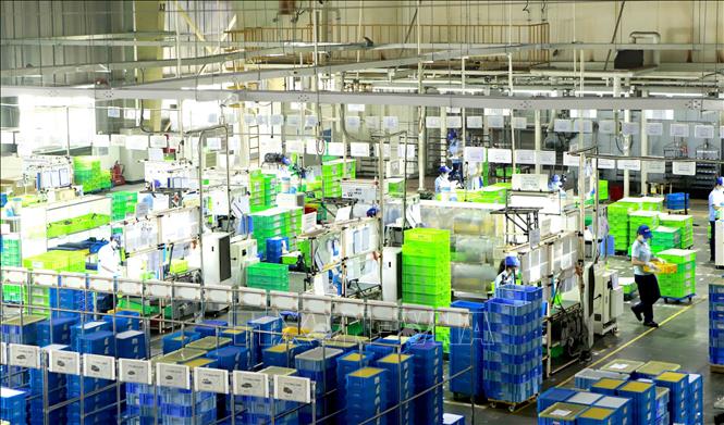 Photo: A production line of the Japanese-invested Oshahi Tekko Vietnam Co. Ltd. in the Binh Xuyen IP. VNA Photo: Hoàng Hùng