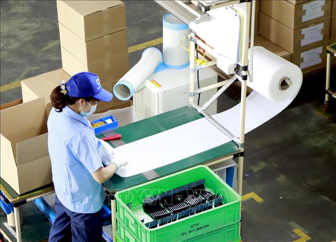 Photo: A production line of the Japanese-invested Oshahi Tekko Vietnam Co. Ltd. in the Binh Xuyen IP. VNA Photo: Hoàng Hùng