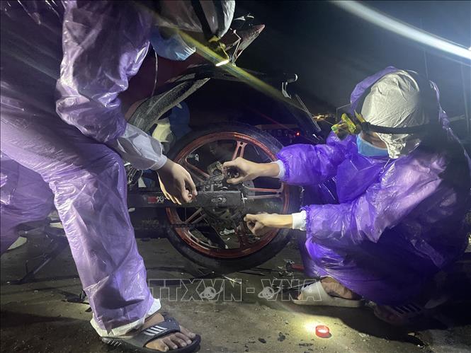 Trong ảnh: Sinh viên tình nguyện trong đội SOS của trường Đại học Đông Á Đà Nẵng sửa chữa xe miễn phí cho người dân các tỉnh, thành trên đường trở về nhà khi đi qua thành phố Đà Nẵng. Ảnh: TTXVN phát