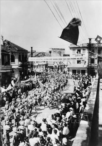 Các đơn vị bộ binh của Đại đoàn 308 tiến qua phố Hàng Gai vào Thủ đô, sáng 10/10/1954. Ảnh: Tư liệu TTXVN