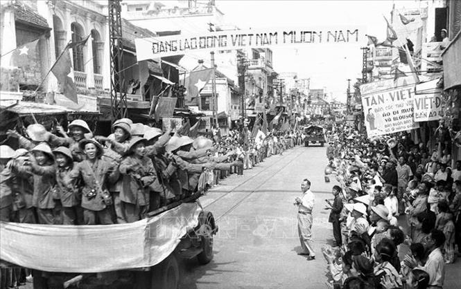 Đoàn xe chở các chiến sỹ Đại đoàn 308 tiến qua phố Hàng Đào, sáng 10/10/1954 trong niềm hân hoan chào đón của hàng vạn người dân. Ảnh: Tư liệu TTXVN
