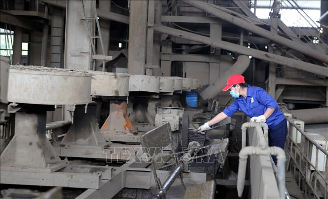 Trong ảnh: Công nhân trở lại hoạt động sản xuất tại nhà máy tuyển quặng Apatit Cam Đường (Lào Cai). Ảnh: Quốc Khánh - TTXVN