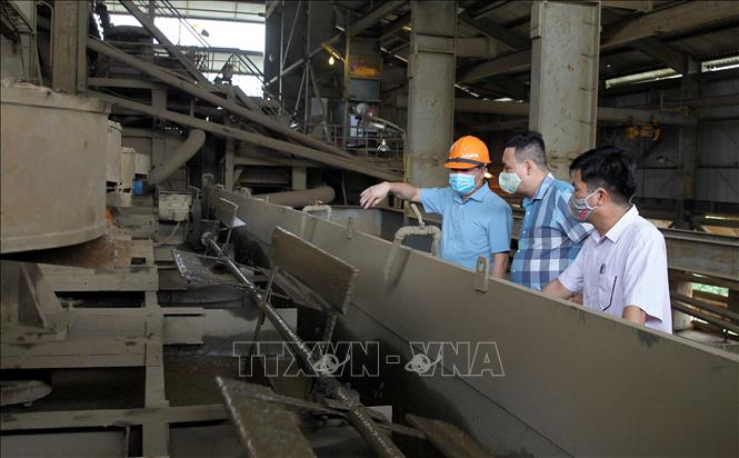 Trong ảnh: Lãnh đạo nhà máy tuyển quặng Apatit Cam Đường (Lào Cai) kiểm tra tình hình sản xuất. Ảnh: Quốc Khánh - TTXVN