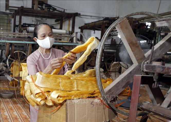 Bà Phan Thị Thuận, nghệ nhân ưu tú, Giám đốc Công ty TNHH Dâu tằm tơ Mỹ Đức. Ảnh: Trần Việt - TTXVN