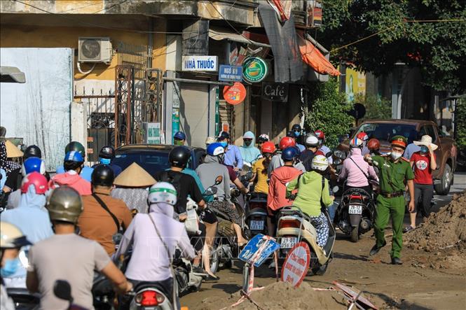Trong ảnh: Lực lượng công an luôn phải có mặt phân luôn mỗi khi tắc nghẽn giao thông trên con đường Vũ Trọng Phụng. Ảnh: Thành Đạt - TTXVN