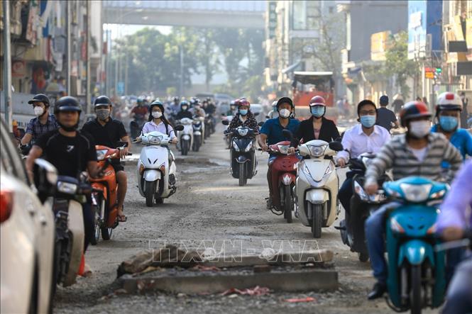 Trong ảnh: Mặt đường Vũ Trọng Phụng lồi lõm, gập ghềnh gây khó khăn cho người đi đường. Ảnh: Thành Đạt - TTXVN