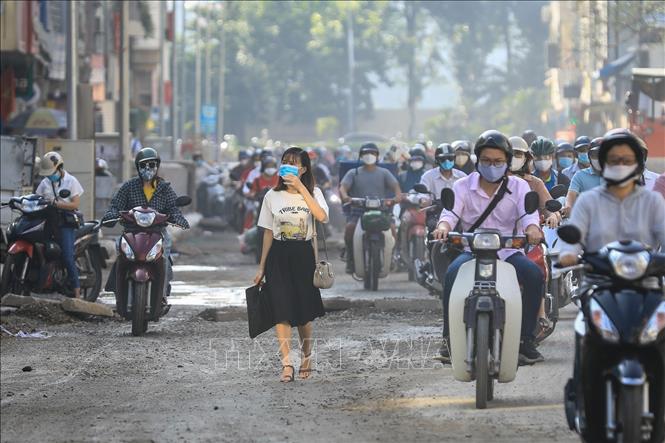 Trong ảnh: Không thể đi trên vỉa hè vì các công trình ngổn ngang, người đi bộ buộc phải lựa chọn hòa cùng dòng xe. Ảnh: Thành Đạt - TTXVN
