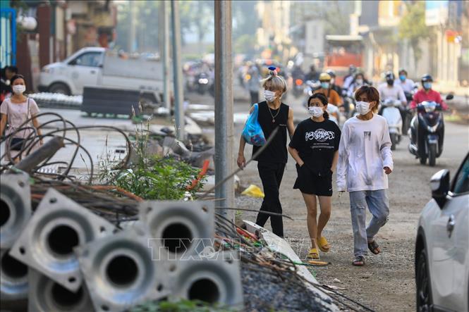 Trong ảnh: Các công trình thi công ngổn ngang trên vỉa hè, người đi bộ buộc phải đi xuống lòng đường. Ảnh: Thành Đạt - TTXVN
