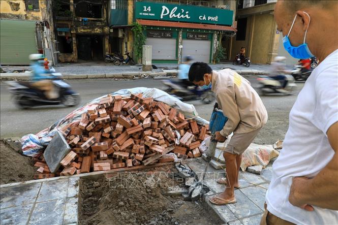 Trong ảnh: Người dân nơi đây mỏi mòn chờ đợi tuyến phố Vũ Trọng Phụng sớm hoàn thành thi công. Ảnh: Thành Đạt - TTXVN