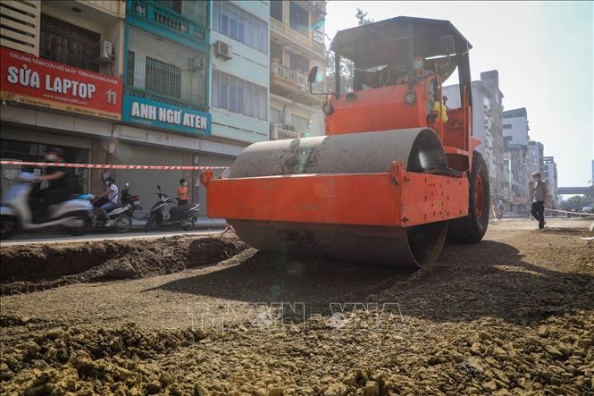 Trong ảnh: Sau hơn 3 năm khởi công và chậm tiến độ, dự án mở rộng đường Vũ Trọng Phụng đang gấp rút hoàn thiện nhiều hạng mục và dự kiến sẽ thông xe vào trung tuần tháng 11/2021. Ảnh: Thành Đạt - TTXVN

