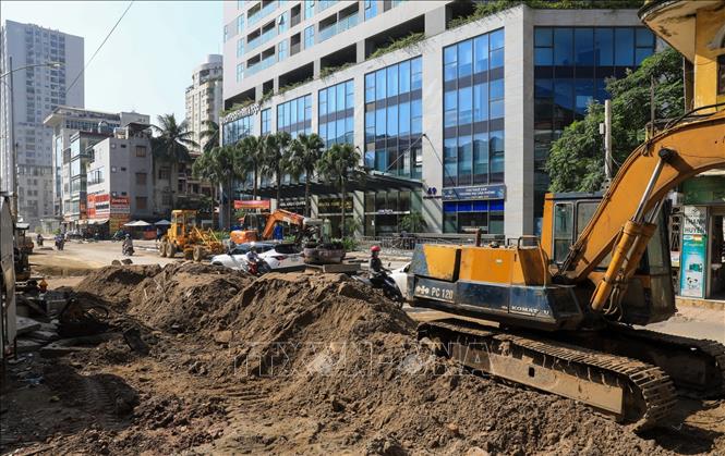 Trong ảnh: Sau hơn 3 năm khởi công và chậm tiến độ, dự án mở rộng đường Vũ Trọng Phụng đang gấp rút hoàn thiện nhiều hạng mục và dự kiến sẽ thông xe vào trung tuần tháng 11/2021. Ảnh: Thành Đạt - TTXVN
