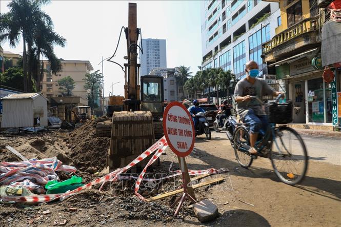 Trong ảnh: Dự kiến công trình sẽ hoàn thành vào tháng 12/2019, tuy nhiên đến nay công trình vẫn chưa làm xong, vật tư ngổn ngang, khói bụi khiến cho việc sinh hoạt, đi lại của người dân qua đây rất khó khăn. Ảnh: Thành Đạt - TTXVN