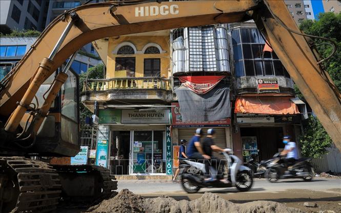 Trong ảnh: Vị trí 3 căn nhà số 71,73,75 nằm ngay đoạn cuối vòng cua của con đường hiện chưa thể di dời do chưa thống nhất phương án bồi thường. Ảnh: Thành Đạt - TTXVN 
