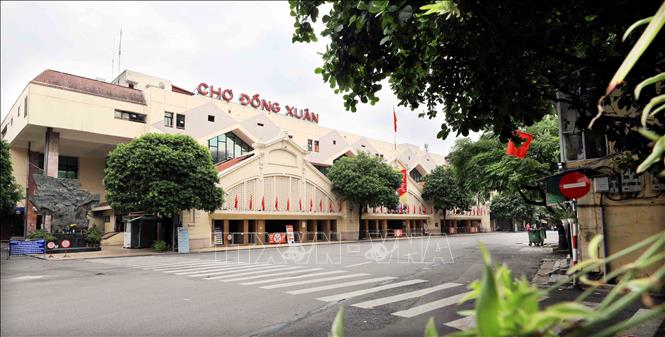 Chợ Đồng Xuân, nơi đoàn quân tiếp quản Thủ đô đi qua để tiến về hội quân tại Thành cổ Hà Nội. Ảnh: Thanh Tùng - TTXVN