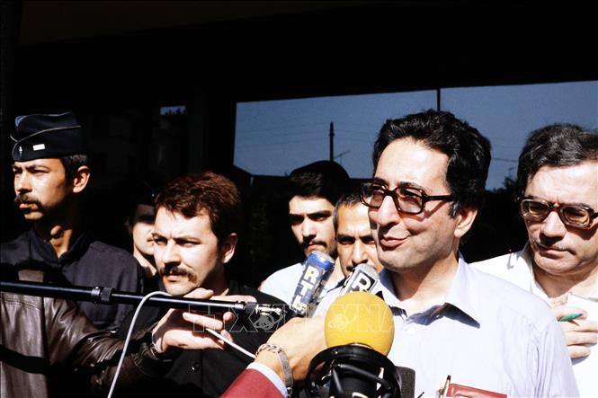 Trong ảnh: Cựu Tổng thống đầu tiên của Iran, ông Abolhassan Banisadr (thứ 2, phải) tới Cachan, Pháp ngày 29/7/1981. Ảnh: AFP/TTXVN