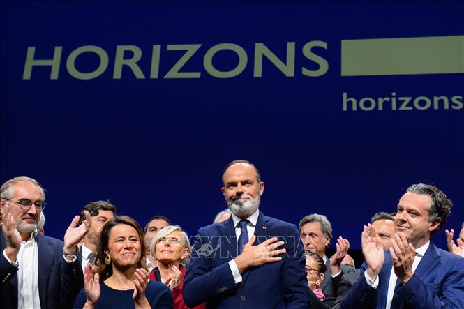 Trong ảnh:  Cựu Thủ tướng Édouard Philippe (giữa) tại buổi tuyên bố thành lập đảng mới có tên là 