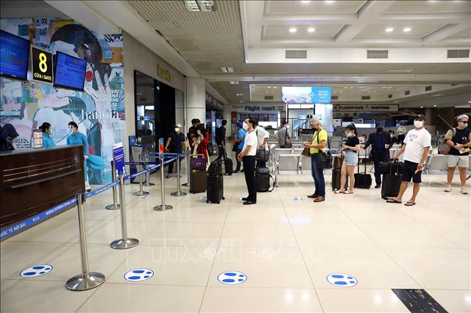 Khu vực xếp hàng lên máy bay, hành khách phải đảm bảo giãn cách theo đúng quy định phòng, chống dịch. Ảnh: Huy Hùng – TTXVN