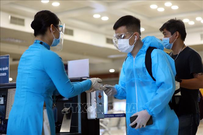 Để tham gia các chuyến bay, hành khách phải đáp ứng những điều kiện về xét nghiệm âm tính, tiêm chủng vaccine COVID-19, khai báo y tế và tuân thủ 5K. Ảnh: Huy Hùng – TTXVN