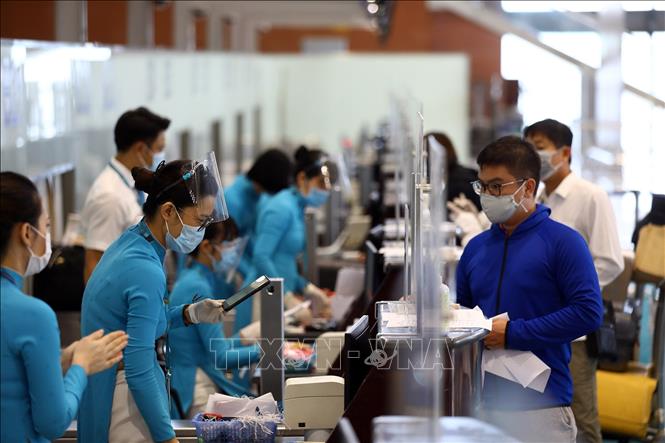 Hành khách tham gia chuyến bay phải có xét nghiệm âm tính, đã tiêm đủ 2 liều vaccine phòng COVID-19. Ảnh: Huy Hùng – TTXVN