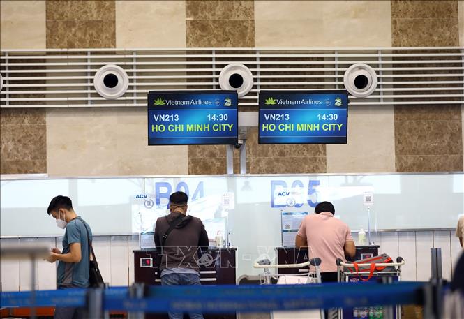 Chuyến bay VN213 của Vietnam Airlines từ Hà Nội đi Tp HCM lúc 14h30 là chuyến bay thương mại duy nhất trong ngày 10/10. Ảnh: Huy Hùng – TTXVN
