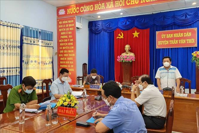 Ông Trần Tấn Công, Chủ tịch UBND huyện Trần Văn Thời báo cáo kết quả rà soát, kiểm tra của địa phương trước thông tin dư luận nêu vào chiều ngày 10/10. Ảnh: Huỳnh Anh - TTXVN