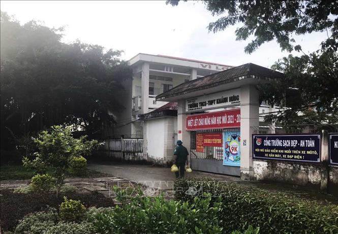 Điểm cách ly tập trung tại trường THPT Khánh Hưng, huyện Trần Văn Thời, nơi xảy ra vụ việc khiến dư luận xã hội bất bình về việc tiêu hủy 15 con chó, 1 con mèo vì lo ngại dịch bệnh. Ảnh: Huỳnh Anh - TTXVN