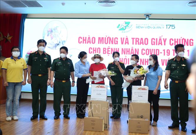 Trong ảnh: Lãnh đạo Tổng cục Hậu cần và Bệnh viện Quân y 175 trao giấy chứng nhận ra viện và tặng hoa chúc mừng hai bệnh nhân. Ảnh: Hồng Pha - TTXVN phát