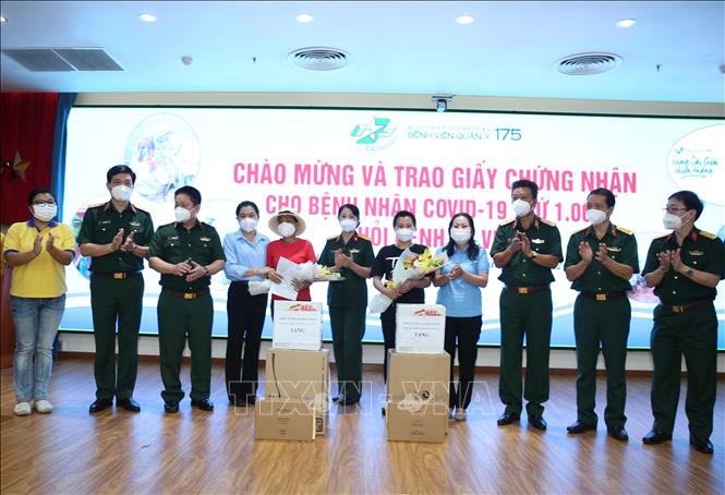 Trong ảnh: Lãnh đạo Tổng cục Hậu cần và Bệnh viện Quân y 175 trao giấy chứng nhận ra viện và tặng hoa chúc mừng hai bệnh nhân. Ảnh: Hồng Pha - TTXVN phát