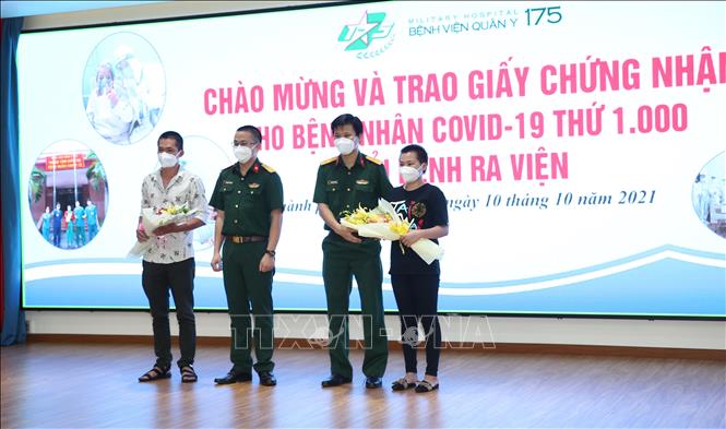 Tặng quà cho các bệnh nhân ra viện. Ảnh: Hồng Pha - TTXVN phát