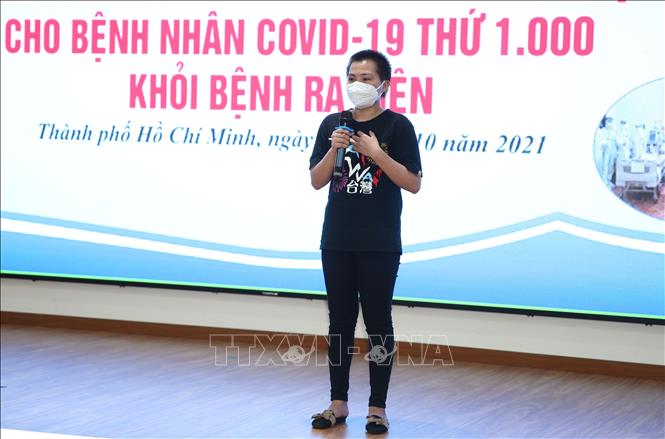 Trong ảnh: Chị Nguyễn Thị Thu Trinh cảm ơn các y bác sĩ và các nhà hảo tâm đã điều trị và hỗ trợ cho hai bệnh nhân. Bệnh nhân Nguyễn Thị Thu Trinh là bệnh nhân Covid 19 mức độ nguy kịch, dã từng sử dụng chung một chiếc máy ECMO tách đối với chị Ngô Thị Ngọc Hoài 18 ngày, chị ra viện ngày 3/09/2021. Ảnh: Hồng Pha - TTXVN phát