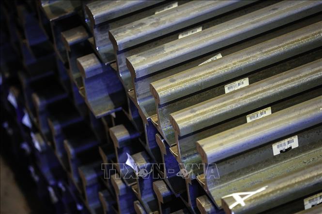 Trong ảnh (tư liệu): Thép được sản xuất tại nhà máy ở Lincolnshire, đông bắc nước Anh. Ảnh: AFP/ TTXVN