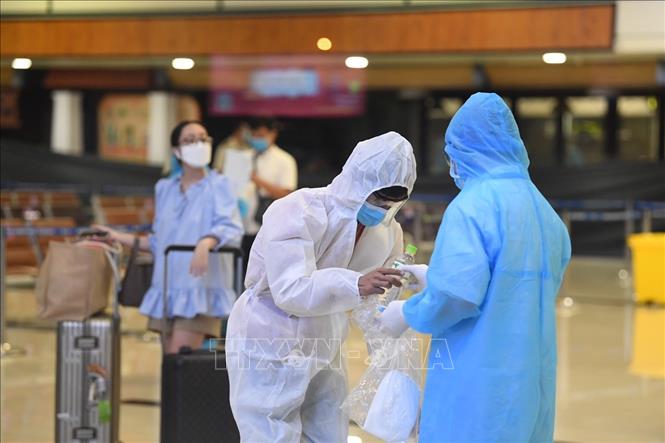 Trong ảnh: Những hành khách đầu tiên xuống sân bay Nội Bài (Hà Nội) trên chuyến bay VN216 của Vietnam Airlines. Ảnh: TTXVN 
