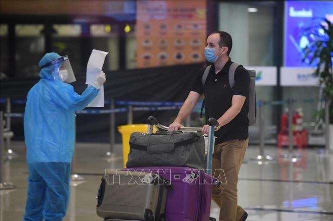 Trong ảnh: Những hành khách đầu tiên xuống sân bay Nội Bài (Hà Nội) trên chuyến bay VN216 của Vietnam Airlines. Ảnh: TTXVN 
