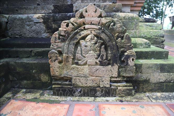 Trong ảnh: Nhiều phù điêu còn khá nguyên vẹn từ thế kỷ thứ VIII-IX, thuộc nền văn hóa Óc-Eo. Ảnh: Thanh Tân - TTXVN
