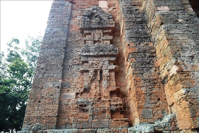 Trong ảnh: Nhiều phù điêu còn khá nguyên vẹn từ thế kỷ thứ VIII-IX, thuộc nền văn hóa Óc-Eo. Ảnh: Thanh Tân - TTXVN

