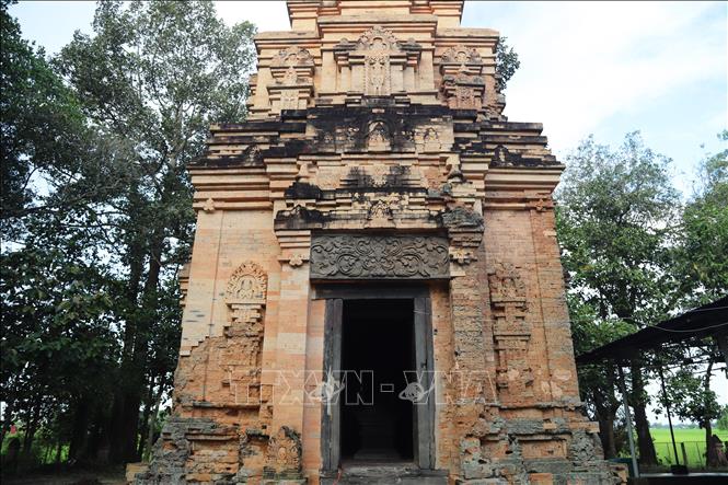 Trong ảnh: Mặt trước, với lối ra vào duy nhất tháp cổ Bình Thạnh. Ảnh: Thanh Tân - TTXVN
