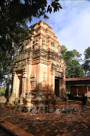 Trong ảnh: Khách tham quan khám phá tháp cổ Bình Thạnh. Ảnh: Thanh Tân - TTXVN
