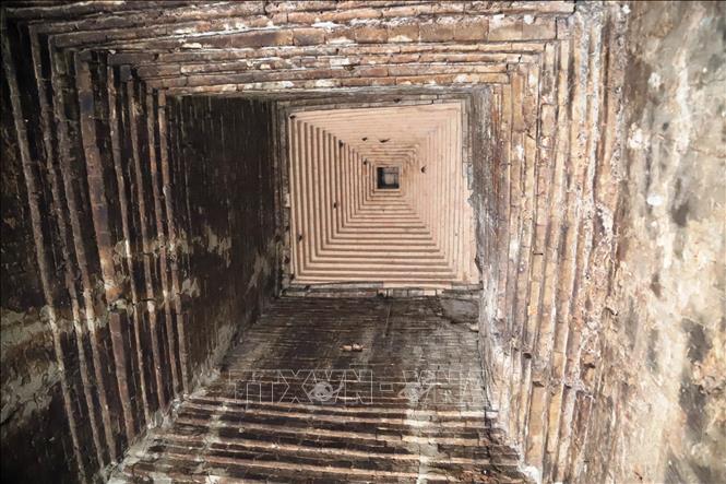 Trong ảnh: Trần tháp cổ Bình Thạnh được xếp khối đều nhau từ hàng ngàn viên gạch. Ảnh: Thanh Tân - TTXVN
