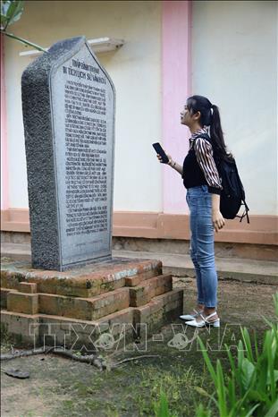 Trong ảnh: Khách tham quan tìm hiểu về quá trình hình thành tháp cổ Bình Thạnh. Ảnh: Thanh Tân - TTXVN
