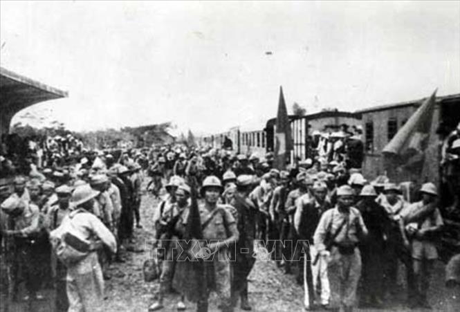 Một đơn vị Nam tiến tại ga Hàng Cỏ, Hà Nội trước khi lên đường vào Nam chi viện cho mặt trận Nam Bộ năm 1945. Ảnh: Tư liệu/TTXVN phát