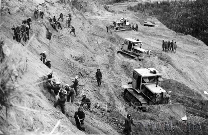 Suốt 16 năm, từ ngày mở đường đến khi kết thúc chiến tranh, bộ đội Trường Sơn đã xây dựng được hơn 20.000 km đường ô tô, 1.400 km đường ống dẫn xǎng dầu, 3.140 km 