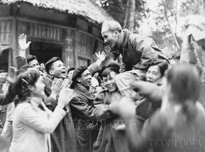 Đại biểu dự Đại hội thống nhất Việt Minh – Liên Việt (3 – 7/3/1951) phấn khởi chúc mừng Chủ tịch Hồ Chí Minh được suy tôn là Chủ tịch Danh dự của Mặt trận Liên Việt. Ảnh: Tư liệu TTXVN